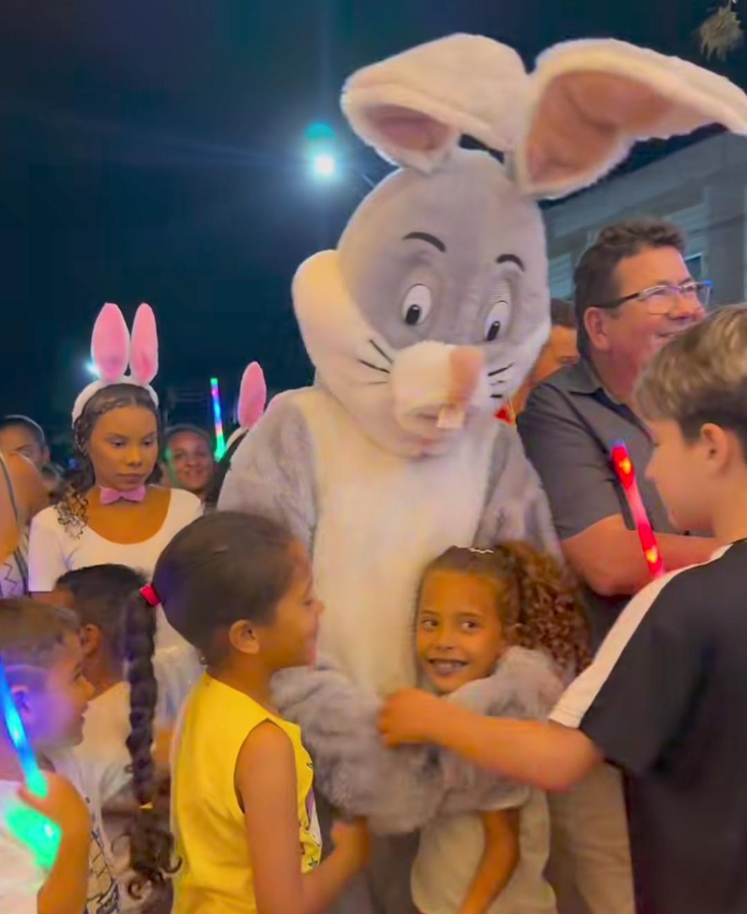 Ação Social de Barbosa Ferraz reúne famílias em festa de Páscoa na Praça do Povo