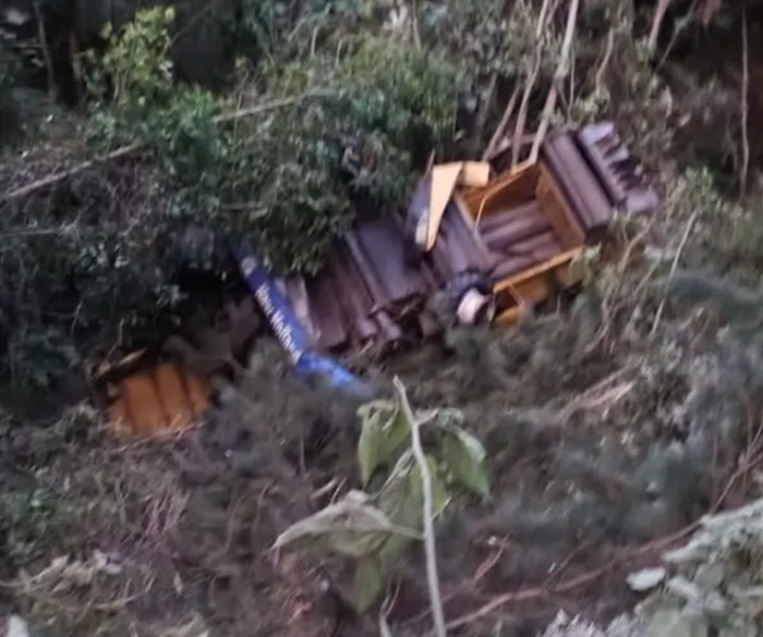 Agricultor do Vale do Ivaí morre após colheitadeira despencar em ribanceira