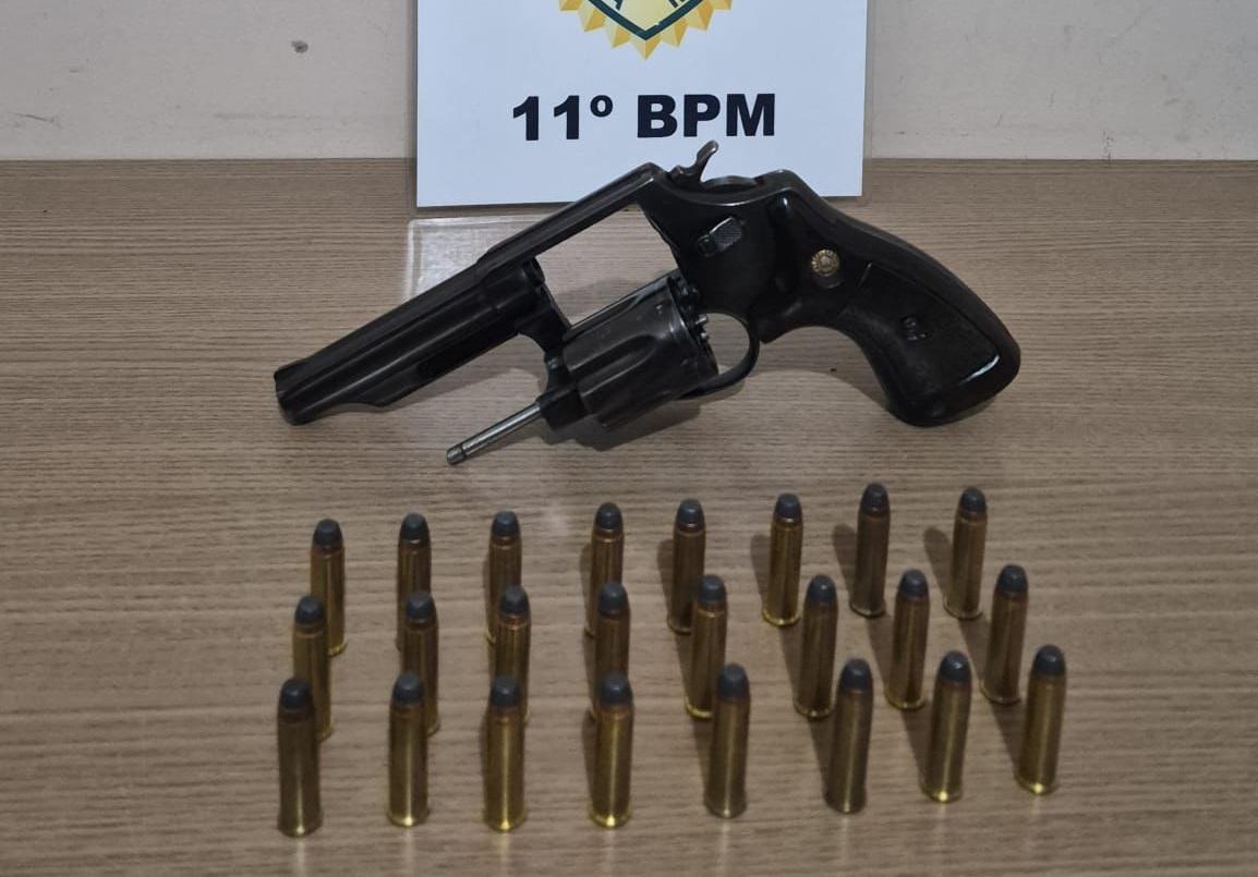 ARARUNA: Homem é preso com revólver calibre .357 e munições após denúncia de disparos na região central da cidade