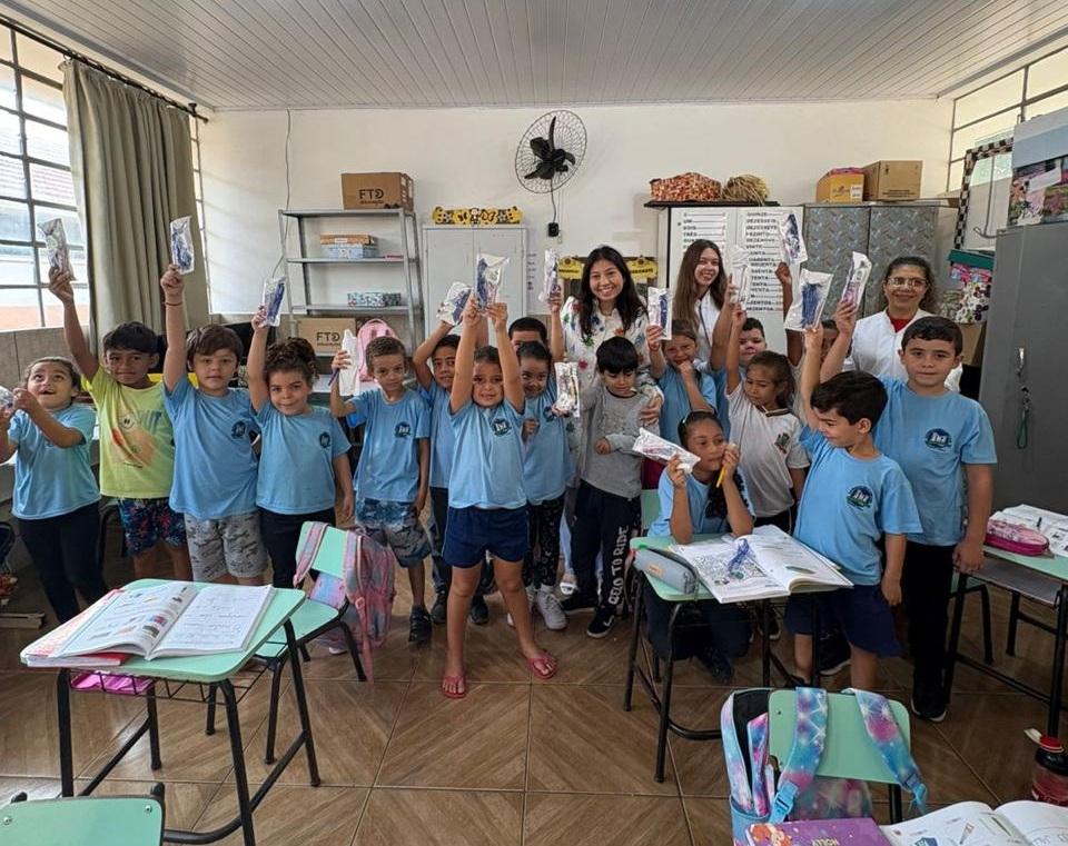 Barbosa Ferraz inicia entrega de kits de higiene bucal para alunos da rede municipal