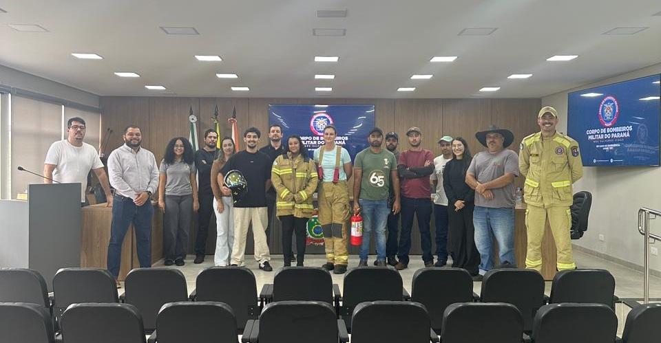 BARBOSA FERRAZ: Palestra orienta servidores e Defesa Civil Municipal sobre salvamento e combate a incêndios