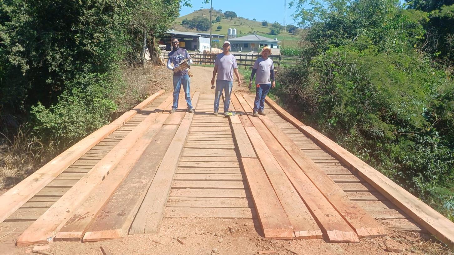BARBOSA FERRAZ: Prefeitura recupera ponte rural no bairro do Óleo após pedido de agricultores da região