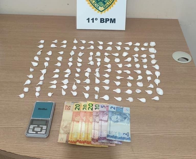 CAMPO MOURÃO: ROCAM apreende 128 porções de cocaína e prende suspeito de tráfico 