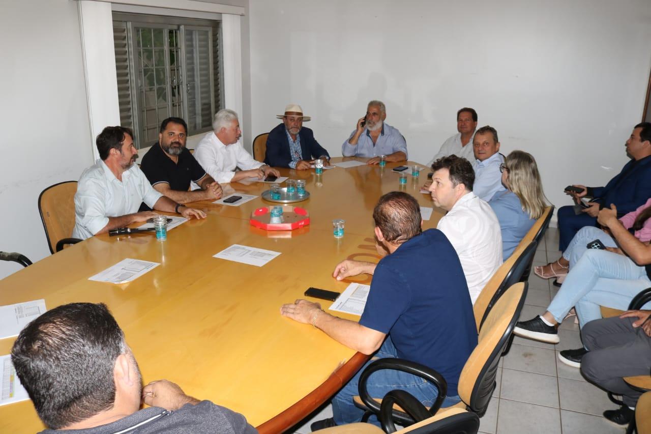 Comcam lidera reação de prefeitos da região após queda na arrecadação e risco nos serviços públicos