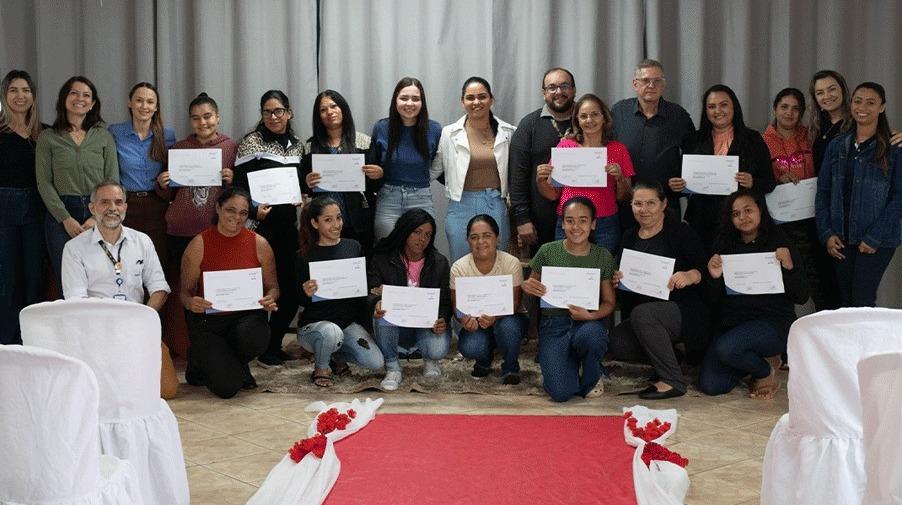 Corumbataí do Sul conclui curso de maquiagem e entrega certificados a 15 mulheres