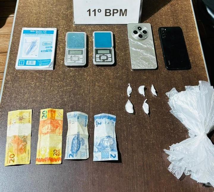 Em Fênix a Polícia Militar prende suspeitos por tráfico e apreende cocaína, balanças e dinheiro