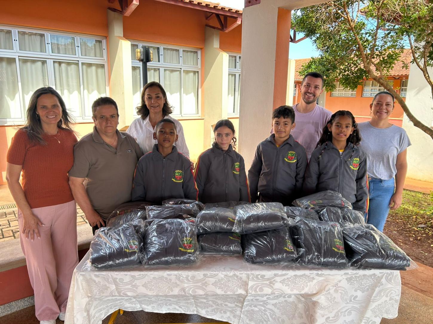 ENGENHEIRO BELTRÃO: 1.250 uniformes de inverno estão sendo entregues para alunos da rede municipal de ensino