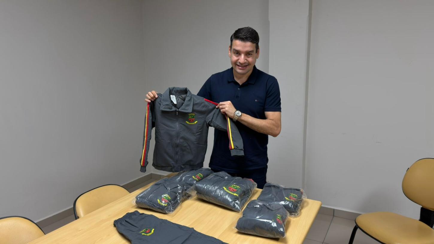 Engenheiro Beltrão inicia entrega de uniformes de inverno para alunos da rede municipal