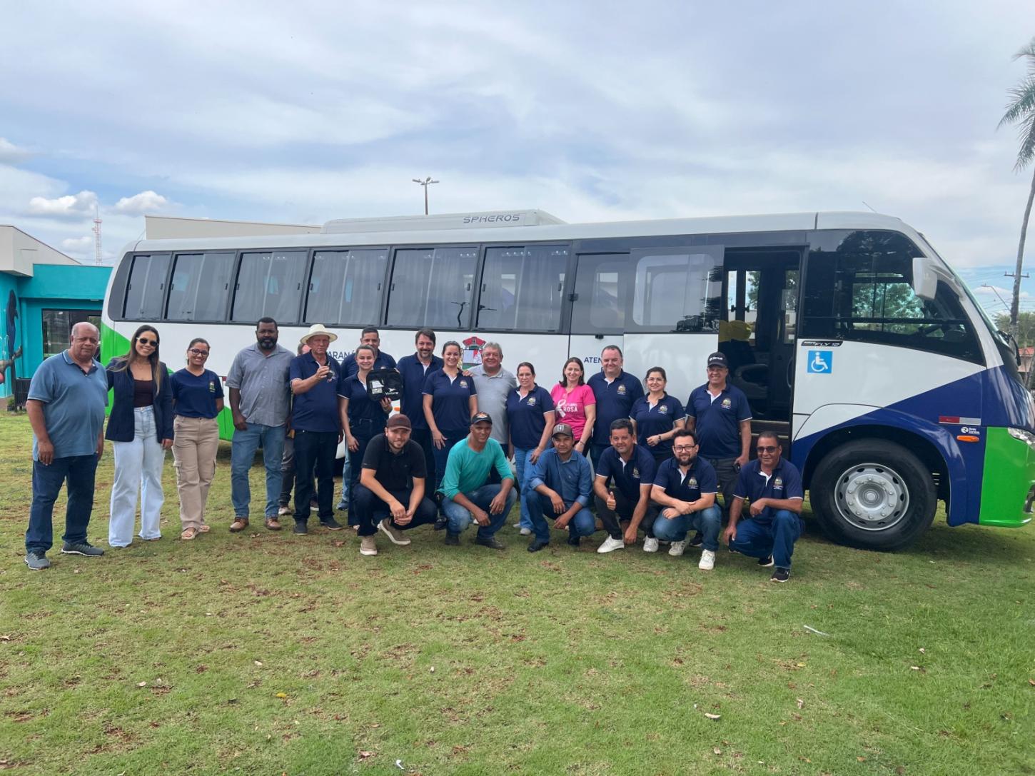 FÊNIX: Júnior Molina entrega novo ônibus para reforçar transporte da Saúde e dar mais conforto aos pacientes; veículo chegou com apoio do deputado Adriano José