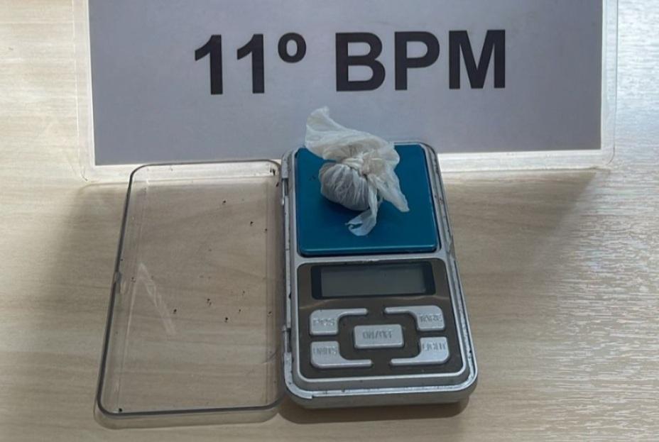 IRETAMA: Homem é abordado com maconha ao sair de ponto conhecido pelo tráfico