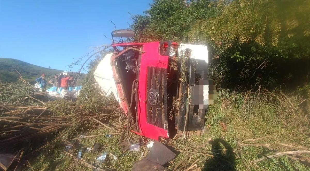 VALE DO IVAÍ: Caminhão tomba na PR-539 e deixa jovem ferido em Marilândia do Sul