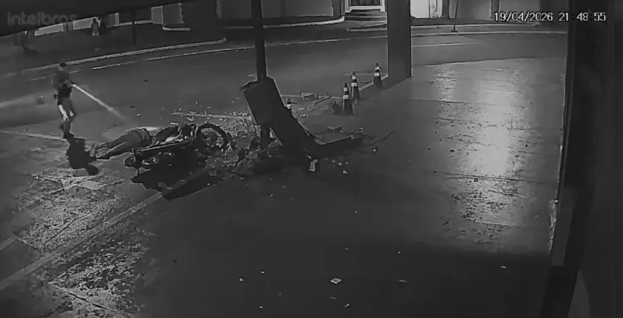 VALE DO IVAÍ: Moto que fugia da PM se envolve em grave acidente no centro de Faxinal; câmera flagra momento da colisão