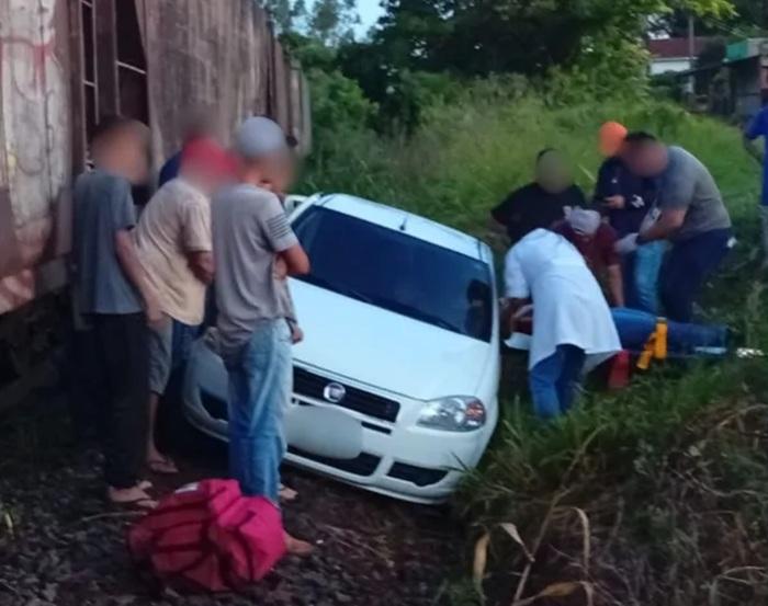 VALE DO IVAÍ: Mulher fica ferida após carro ser atingido por trem em Marilândia do Sul