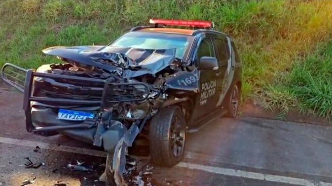 Viatura da PM de Campo Mourão se envolve em acidente na PR-317, em Maringá 