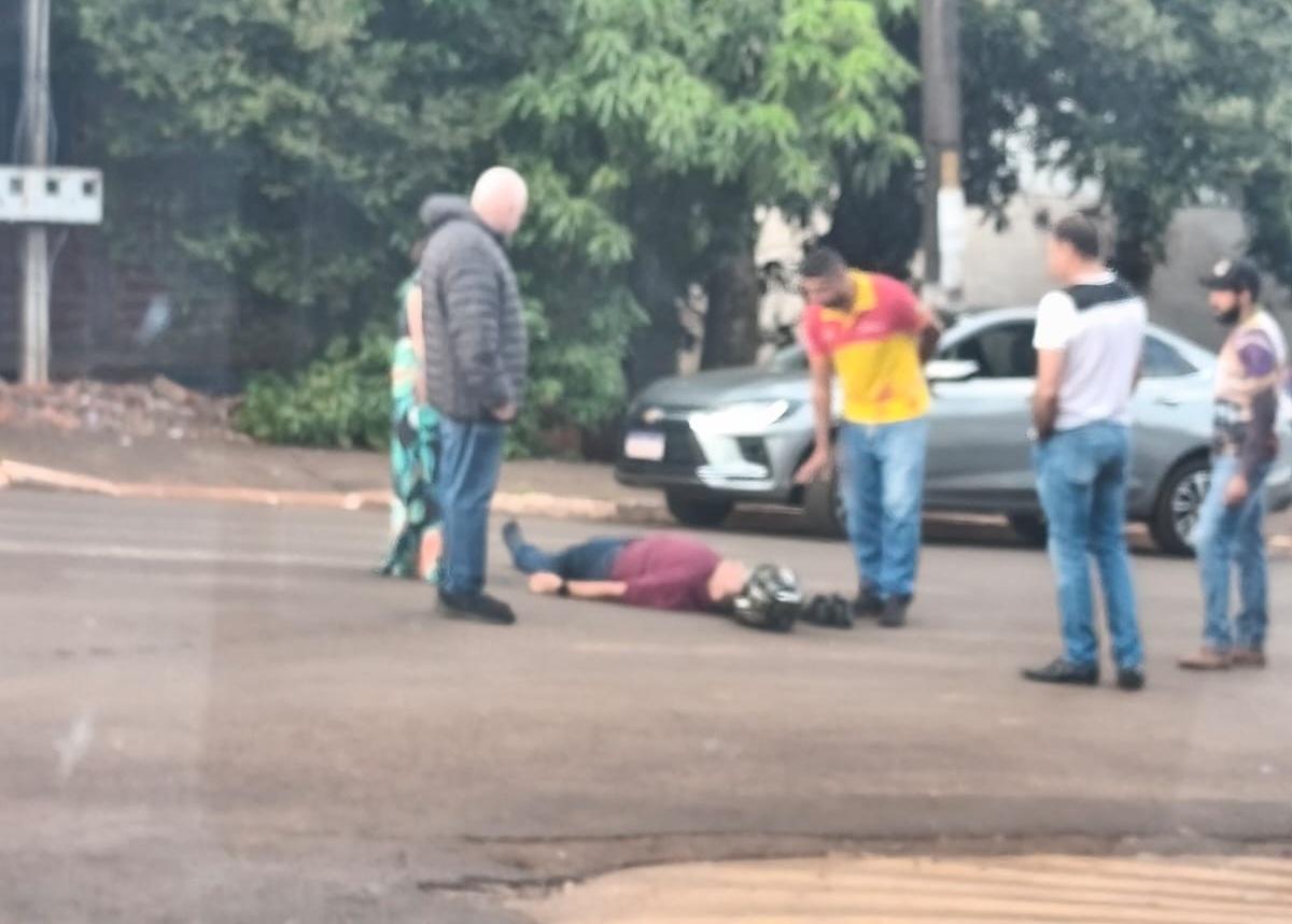 BARBOSA FERRAZ: Motociclista fica ferido após colisão entre duas motos na Rua Rio Grande do Sul