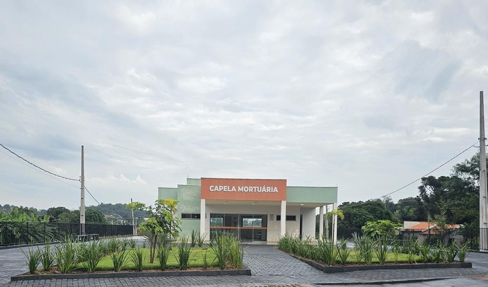 BARBOSA FERRAZ: Prefeitura revitaliza entorno da Capela Mortuária com jardinagem e pintura