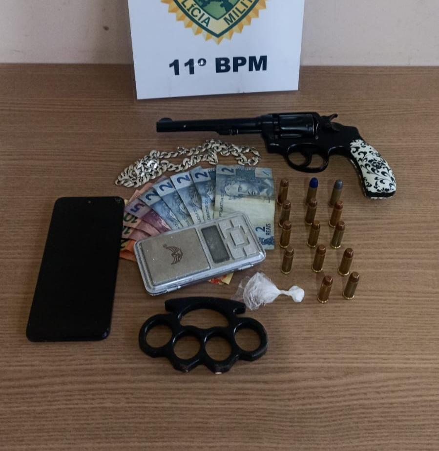 CAMPO MOURÃO: Homem é preso com arma raspada, cocaína e munições após denúncia de violência doméstica