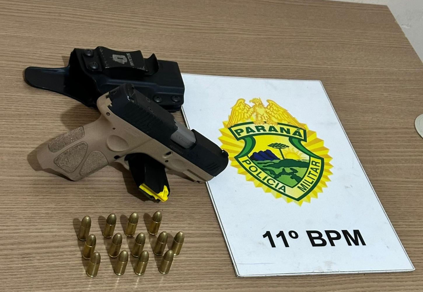 CAMPO MOURÃO: Motorista é levado à delegacia após PM encontrar pistola municiada dentro de carro no centro