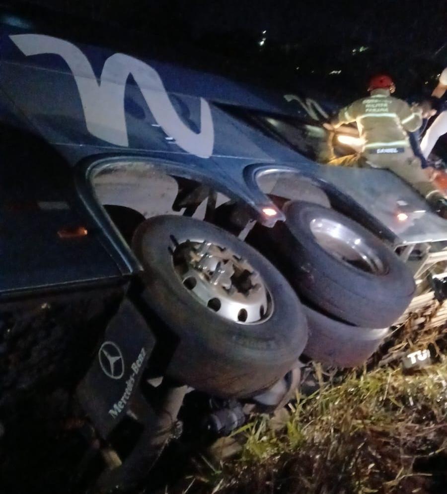 CAMPO MOURÃO: Ônibus com 64 passageiros tomba na PR-317 e mobiliza equipes de resgate