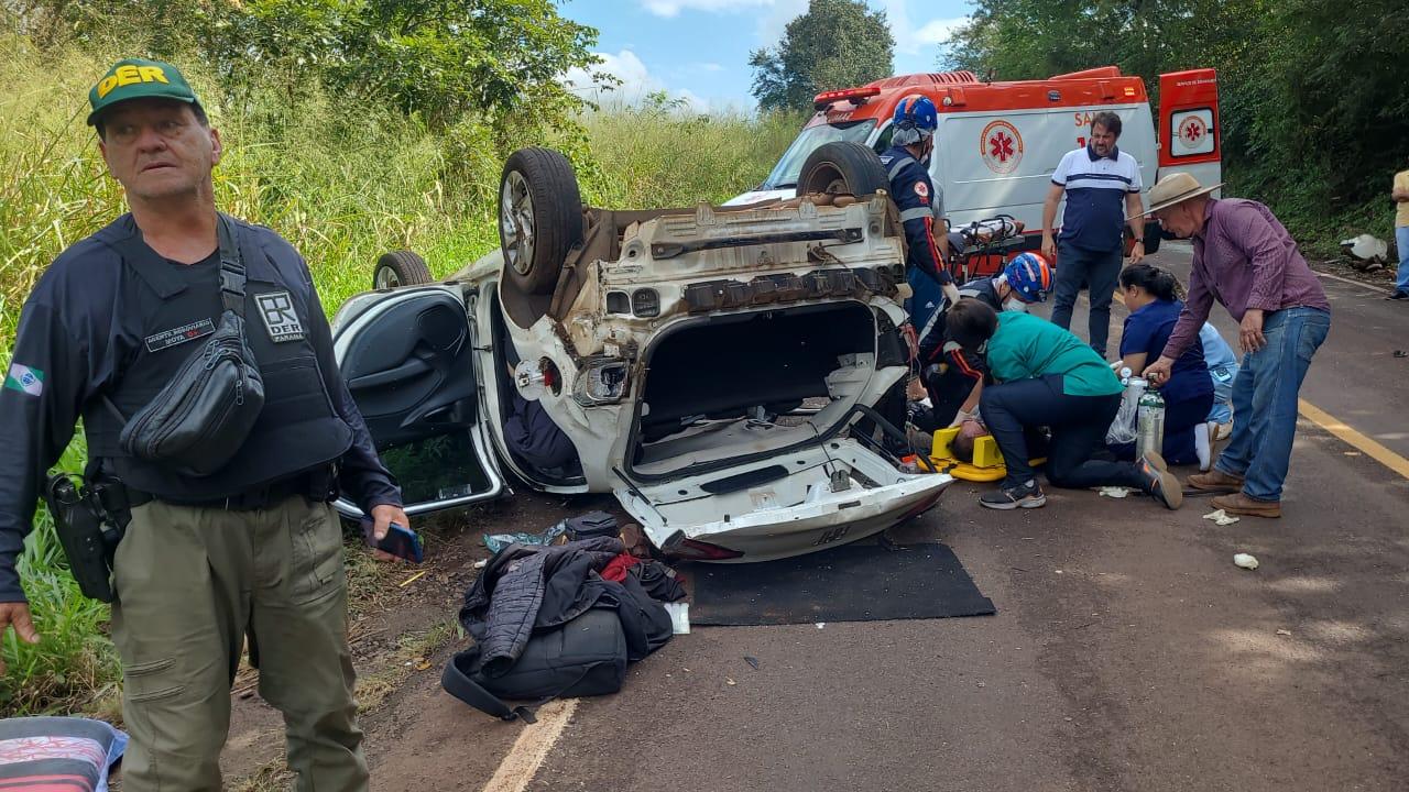 Capotamento na PR-082, entre Fênix e o distrito de Luar, deixa um morto e um ferido grave 
