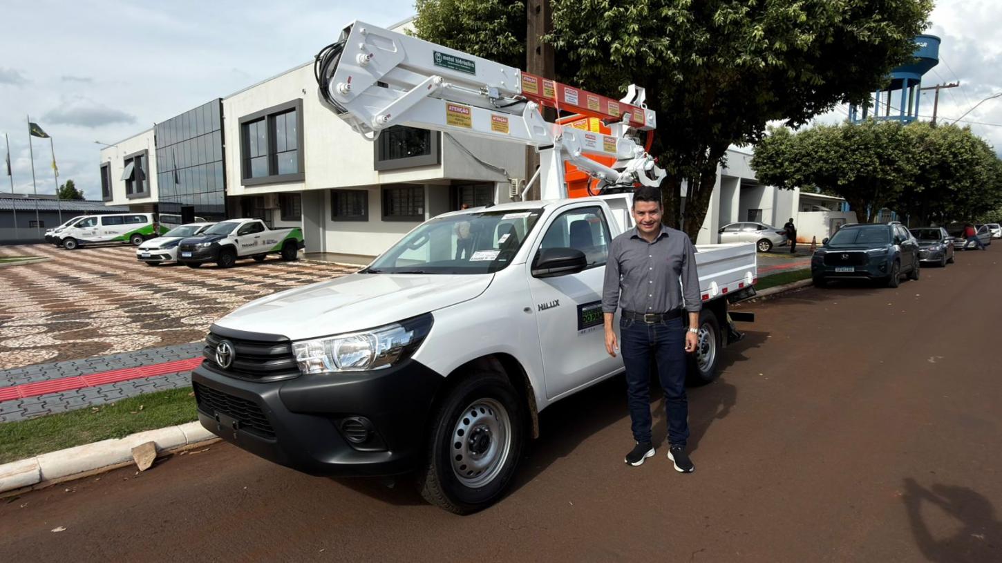 ENGENHEIRO BELTRÃO: Com apoio de Ademar Traiano, Garbim entrega Hilux adaptada para modernizar serviços de iluminação pública
