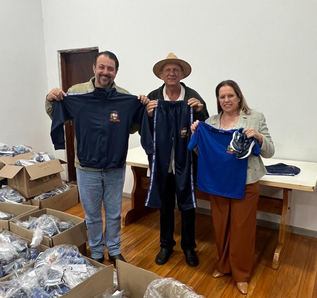 FÊNIX: administração municipal entregou uniformes escolares para alunos da rede municipal