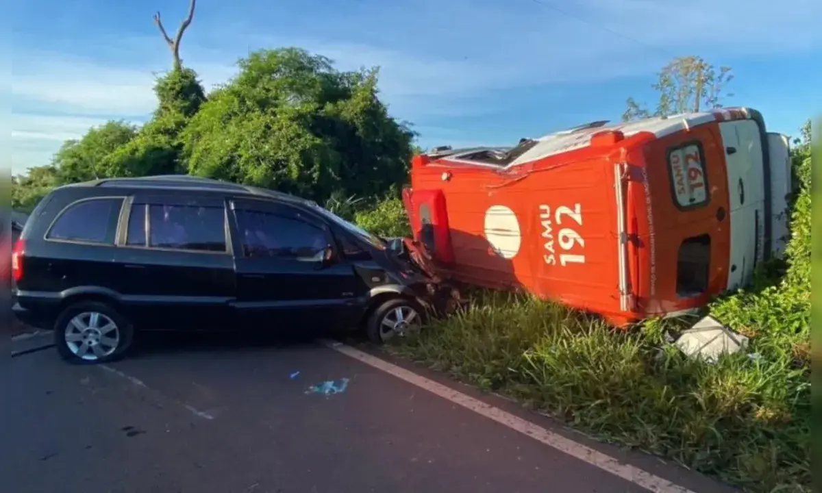 Grave acidente com ambulância do Samu deixa feridos na região de Cianorte