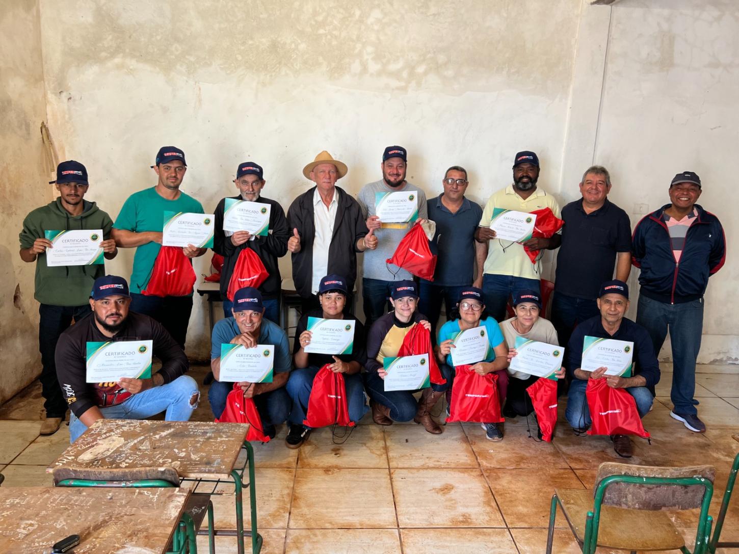 QUALIFICAÇÃO: Prefeitura de Fênix entrega certificados de curso de ar-condicionado no distrito de Bela Vista do Ivaí