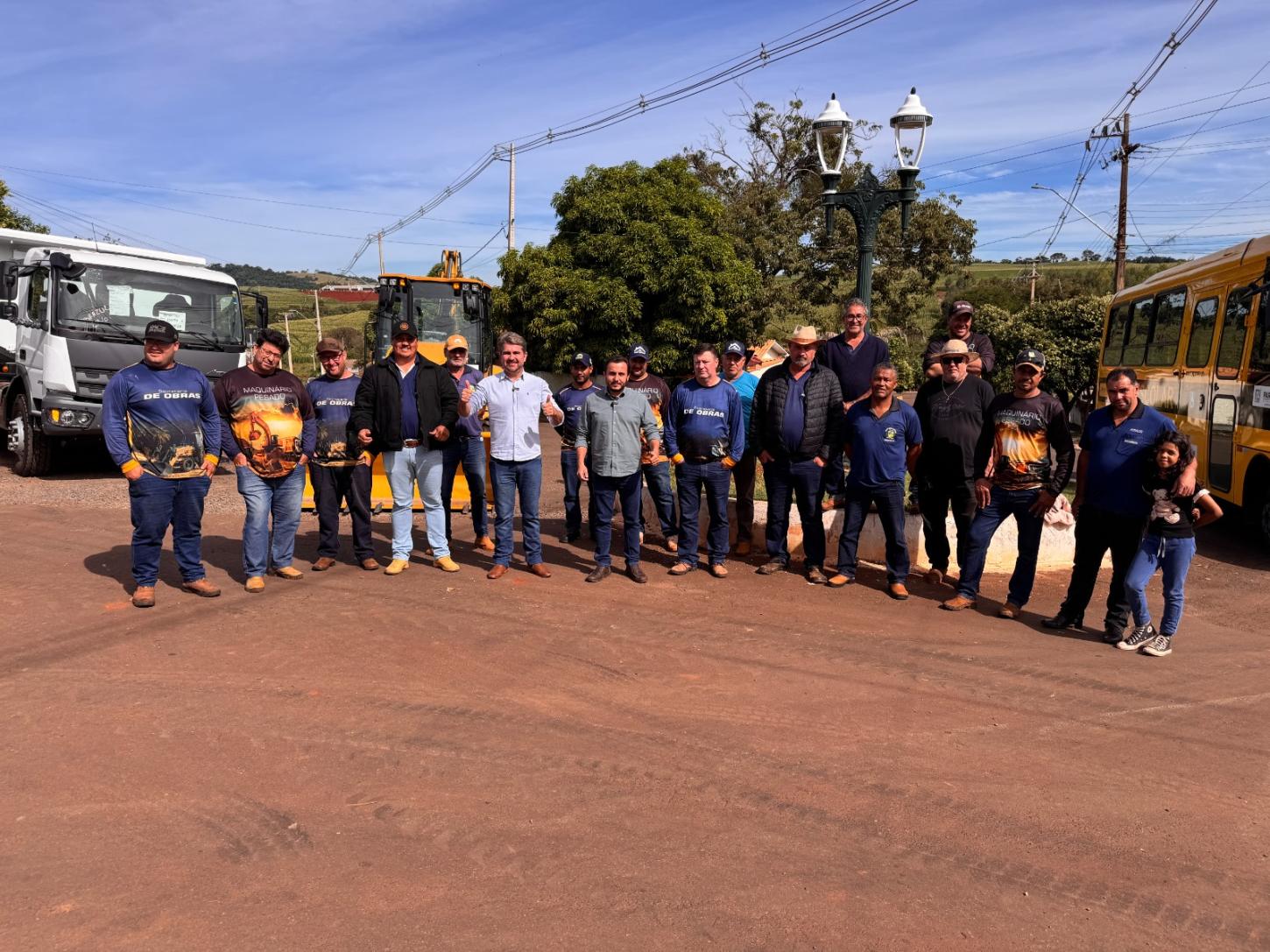 QUINTA DO SOL: Prefeito Leonardo e vice Lucas entregam novos caminhões, retroescavadeira e ônibus para reforçar frota municipal