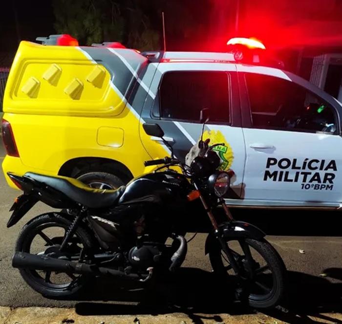 SÃO PEDRO DO IVAÍ: Motociclista escapa por mata após abordagem da PM e abandona crack, dinheiro e moto