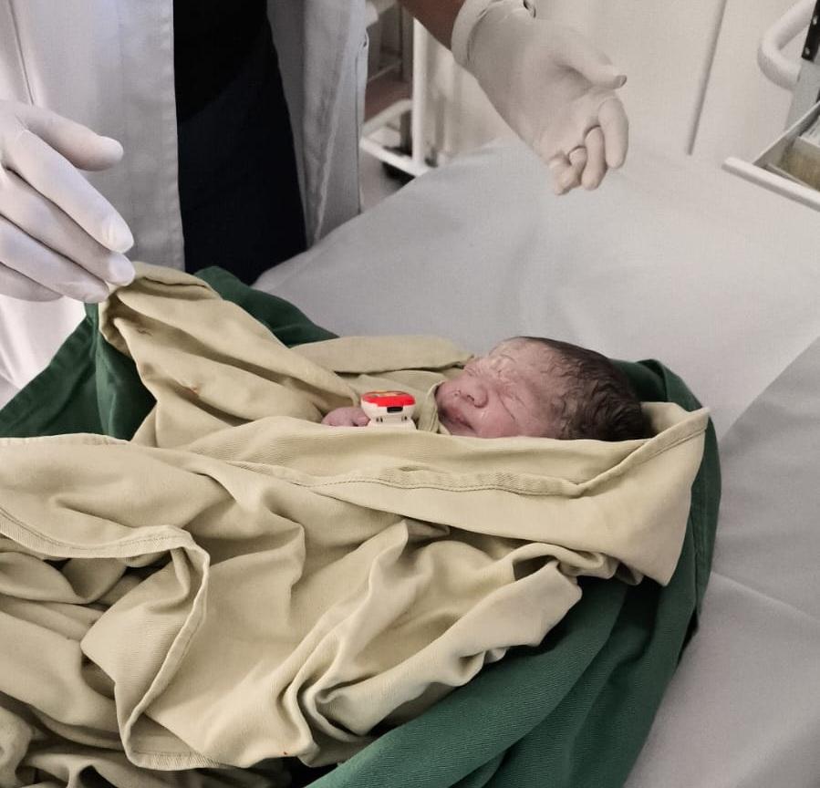 BARBOSA FERRAZ: Equipe de saúde realiza parto dentro da ambulância durante transporte na PR-082 e garante segurança da mãe e do bebê