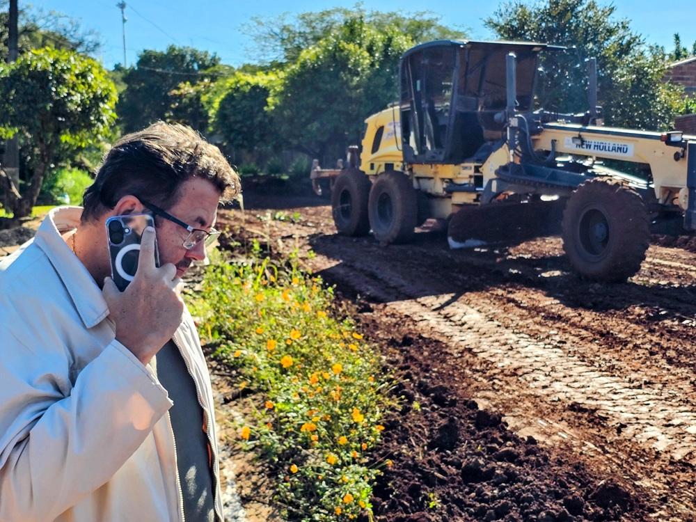 BARBOSA FERRAZ: Início do asfalto no Primavera é acompanhado pelo prefeito Caxão; setor que liga o Conjunto Primavera à rodovia será praticamente todo asfaltado