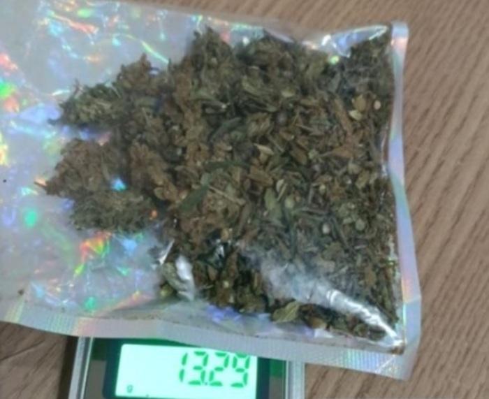 CAMPO MOURÃO: Homem ameaça ex com faca, foge e deixa maconha para trás no centro