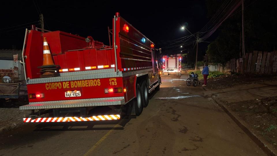 CAMPO MOURÃO: Incêndio destrói interior de residência durante a madrugada