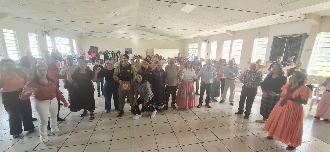 CAMPO MOURÃO: Patrulha Maria da Penha realiza ação educativa com grupo da terceira idade durante Operação Virtude 2026