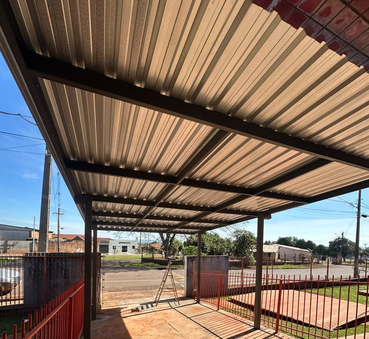 ENGENHEIRO BELTRÃO: Prefeitura instala cobertura na CMEI Padre Leoni Pientik após pedido do vereador Fernando Perereca