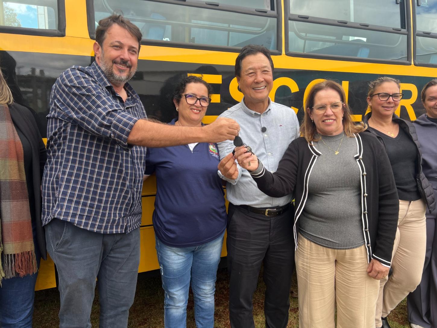 FÊNIX: Deputado Nishimori entrega ônibus escolar de R$ 600 mil