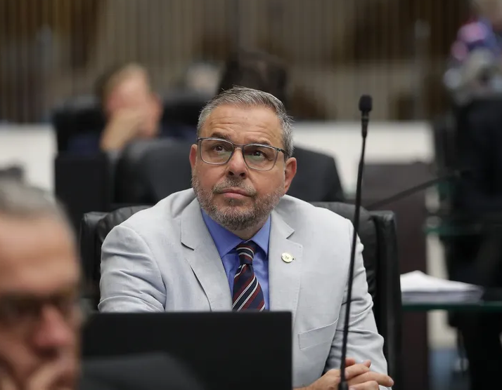 Gaeco denuncia quatro por esquema de “rachadinha” no gabinete do deputado Ricardo Arruda; esposa do parlamentar também foi denunciada