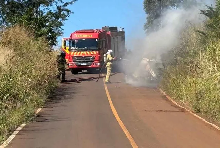 JARDIM ALEGRE: Fusca é destruído por incêndio em estrada rural