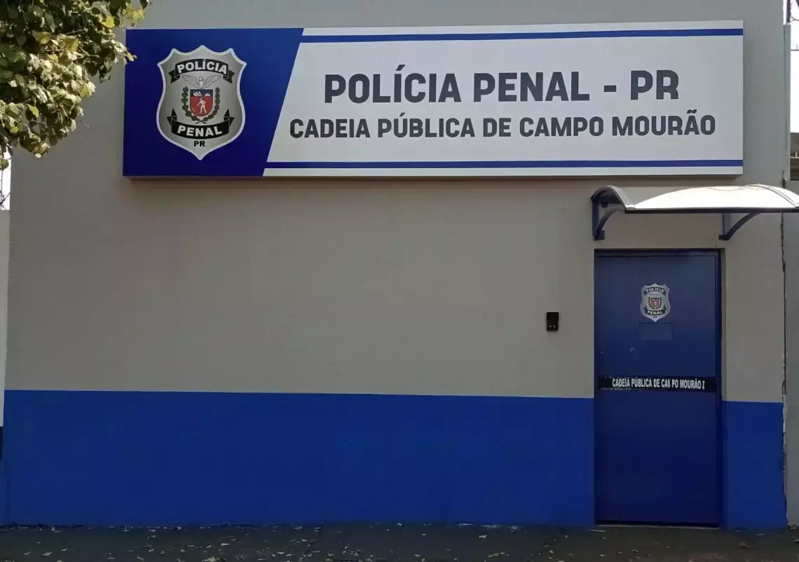 PEABIRU: Jovem com mandado por roubo em Maringá é preso em órgão público no centro