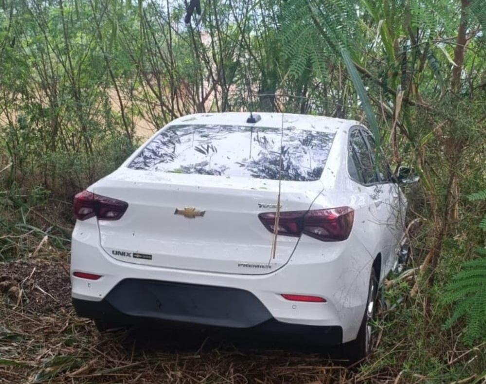 PEABIRU: Polícia Militar localiza carro roubado escondido em área rural
