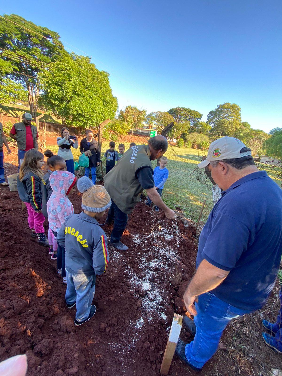 Atividade prática de compostagem