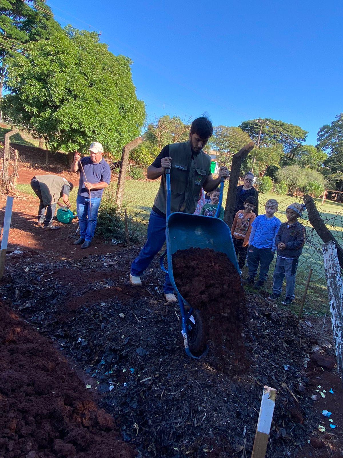 Atividade prática de compostagem