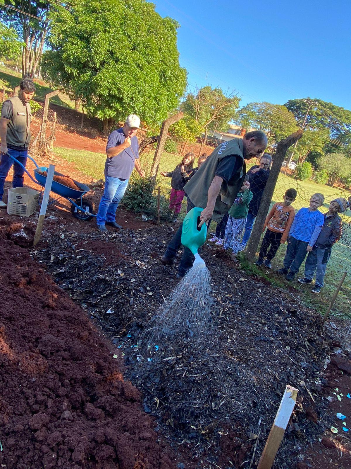 Atividade prática de compostagem