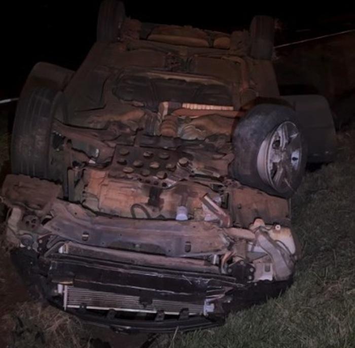 PR-158: Carro capota entre Campo Mourão e Peabiru e família escapa sem ferimentos