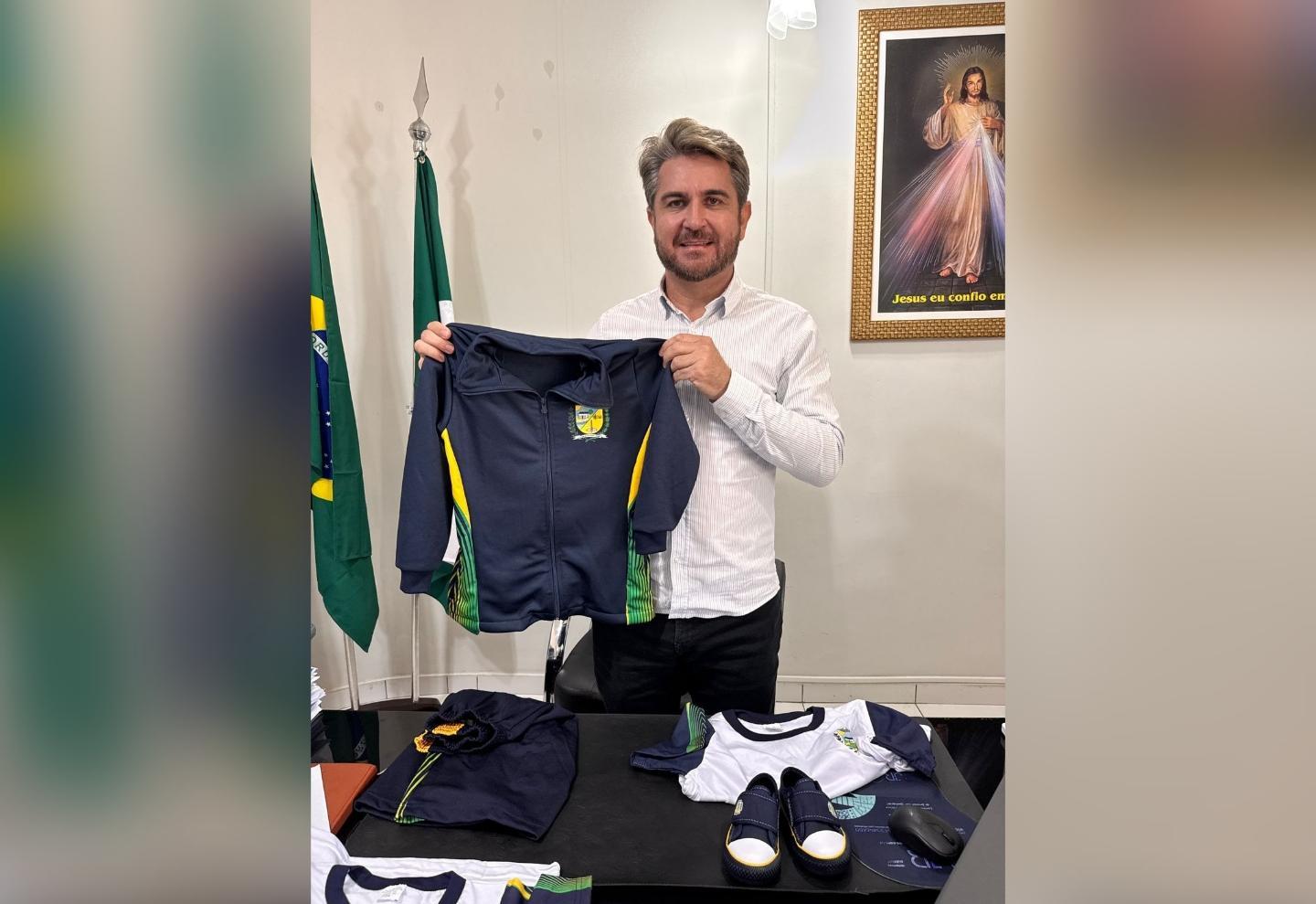 QUINTA DO SOL: Prefeito Leonardo anuncia entrega de novos uniformes escolares para alunos da rede municipal