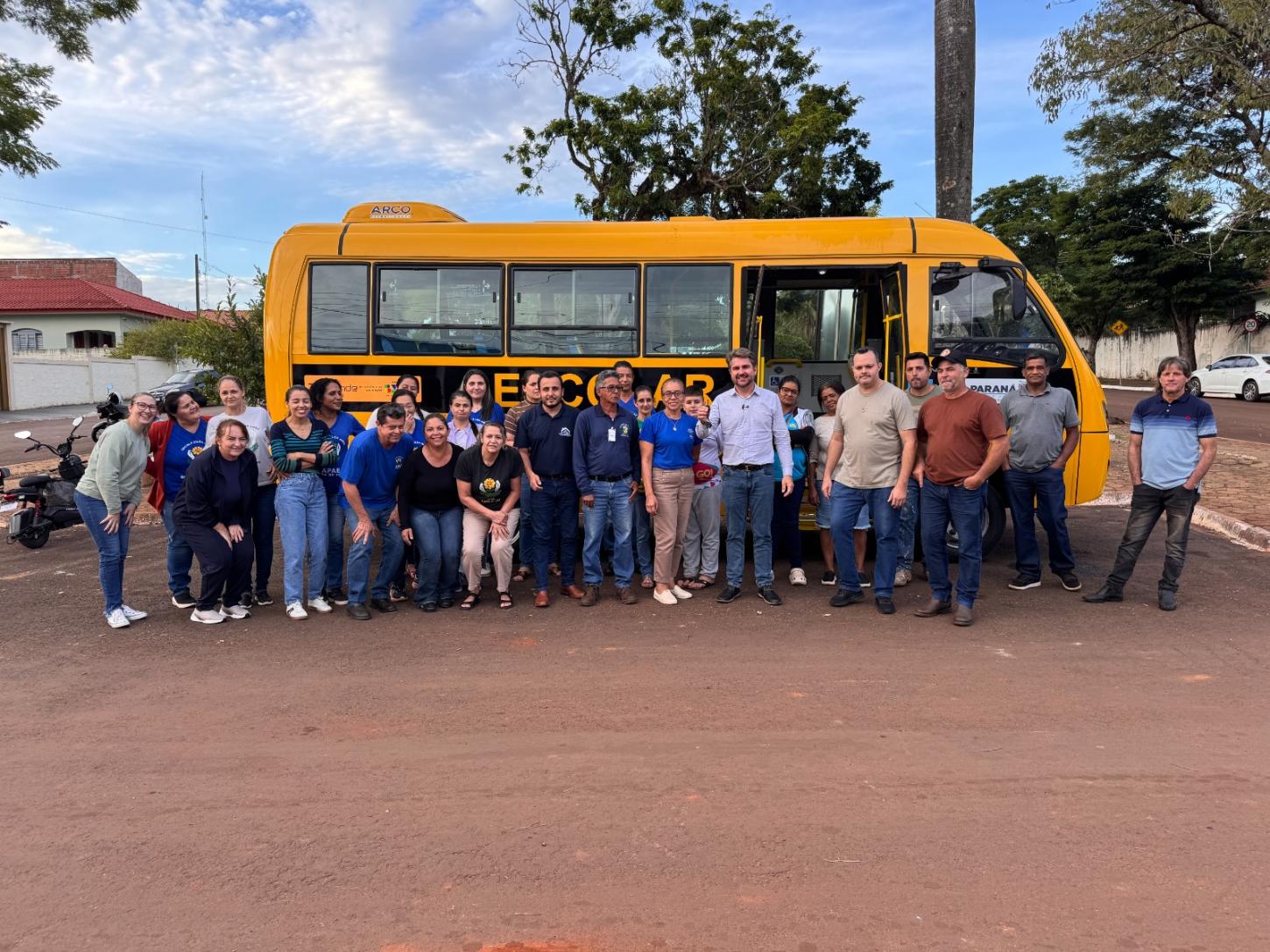 QUINTA DO SOL: Prefeitura entrega ônibus 0 km para APAE do município; entrega contou com a presença do prefeito Leonardo, do vice-prefeito Lucas e vereadores