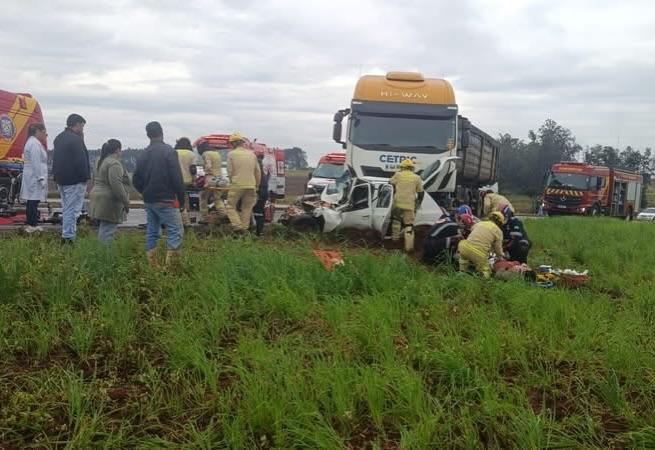 REGIÃO: Câmera registra acidente com duas mortes na BR-487, na Estrada Boiadeira