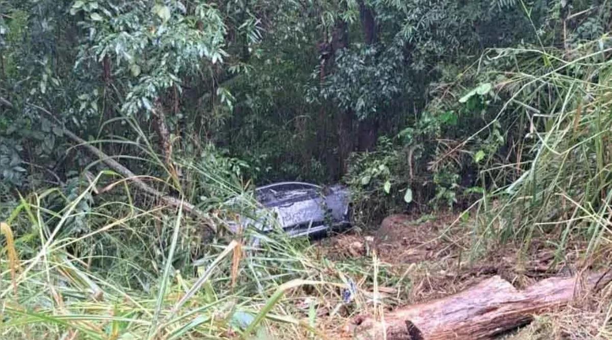 VALE DO IVAÍ: Carro sai da pista na PR-466 e mobiliza equipes de resgate