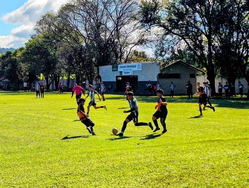 BARBOSA FERRAZ: 2ª Barbosa Cup de futebol movimentou o domingo nos três estádios da cidade; veja os resultados